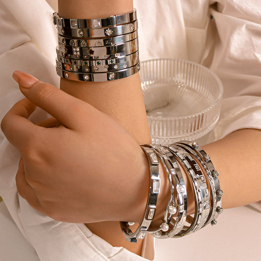 Pulsera geométrica inspirada en el estilo francés vintage de acero inoxidable con baño de oro de 18 quilates e incrustaciones de circonitas, resistente al agua e hipoalergénica.