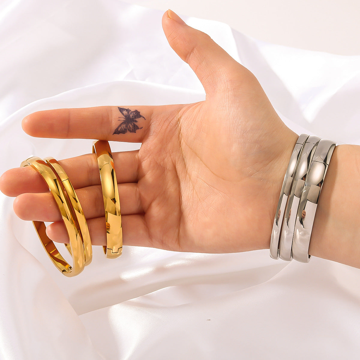 Minimalist Stainless Steel Bracelet for Women with Vacuum Gold Plating Polished Spherical Toggle Clasp