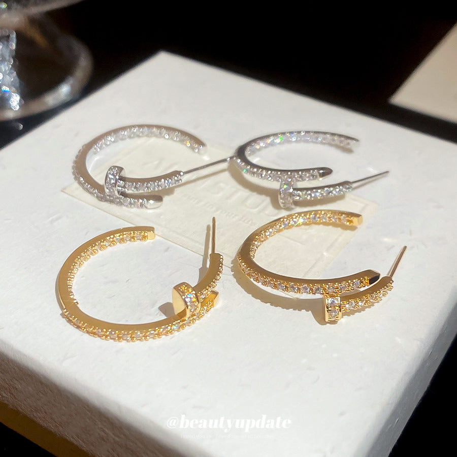 Orecchini a perno geometrici minimalisti a C in zirconia per donna con perni in argento placcato oro e base in rame