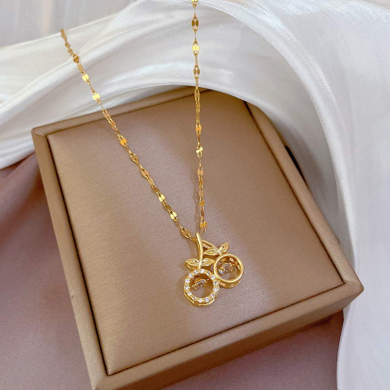 Collana da donna con ciondolo a ciliegia geometrica in acciaio al titanio di lusso, catena delicata per clavicola con intarsio in strass micro-pavé