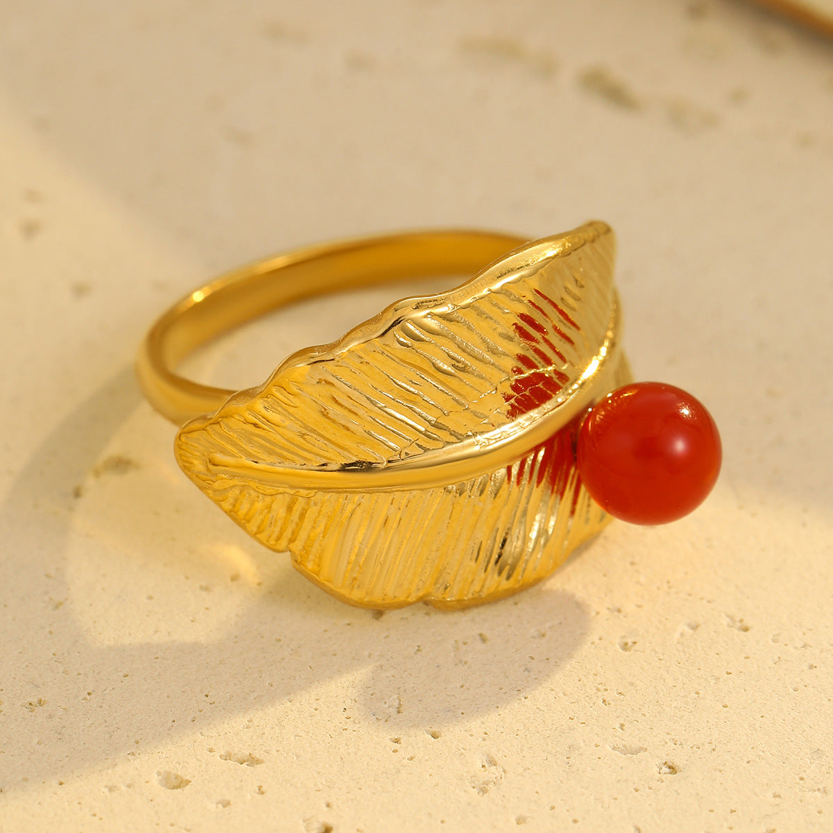 Anillo minimalista de plumas de pavo real con diseño geométrico en acero inoxidable con acabado chapado para mujer