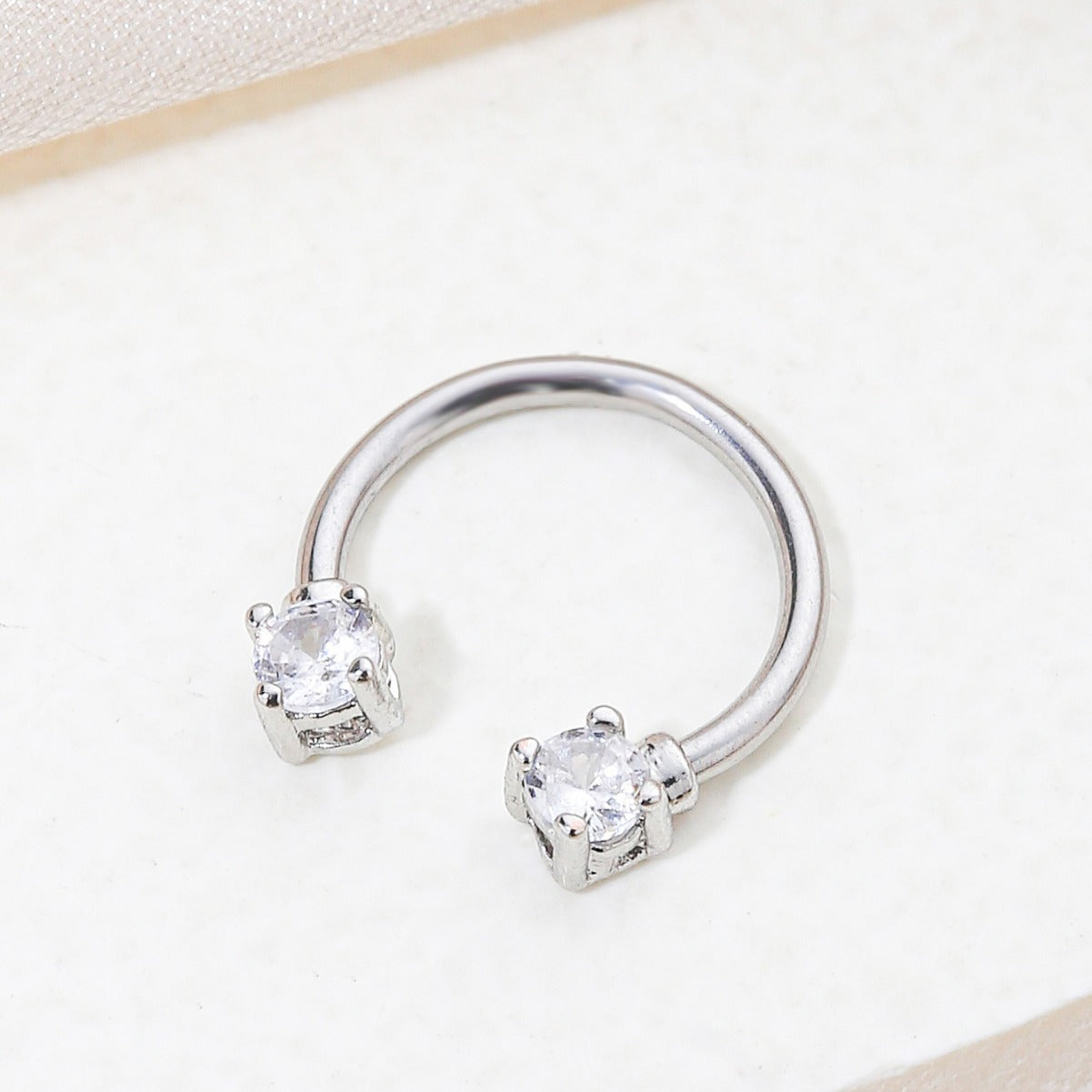 Anello da naso minimalista a U per donne, in ottone con intarsio di strass, gioielli septum impreziositi da cristalli bianchi
