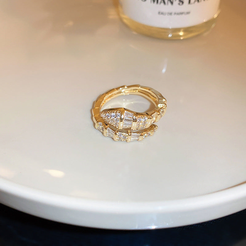 Anello da donna aperto a rombo a forma di fiore di iris in rame con intarsio di zirconi, ispirato al vintage