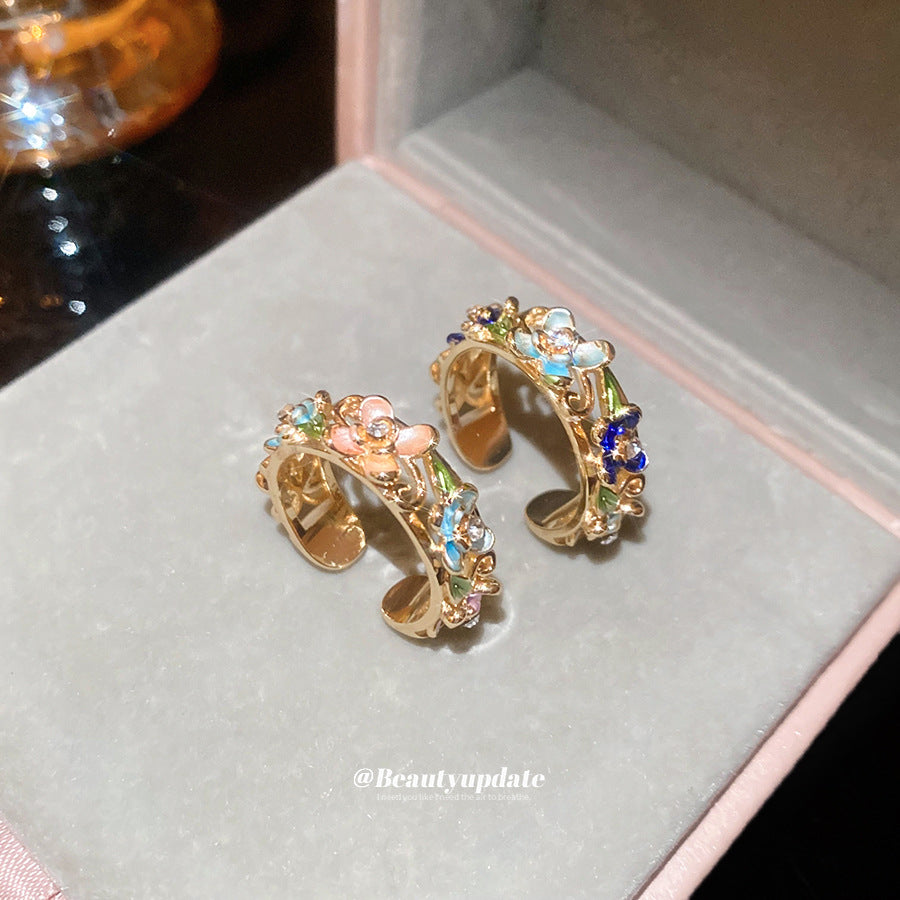 Anello floreale elegante con finitura smaltata e intarsio di strass da donna, fascia per l'indice di alta moda ispirata al vintage