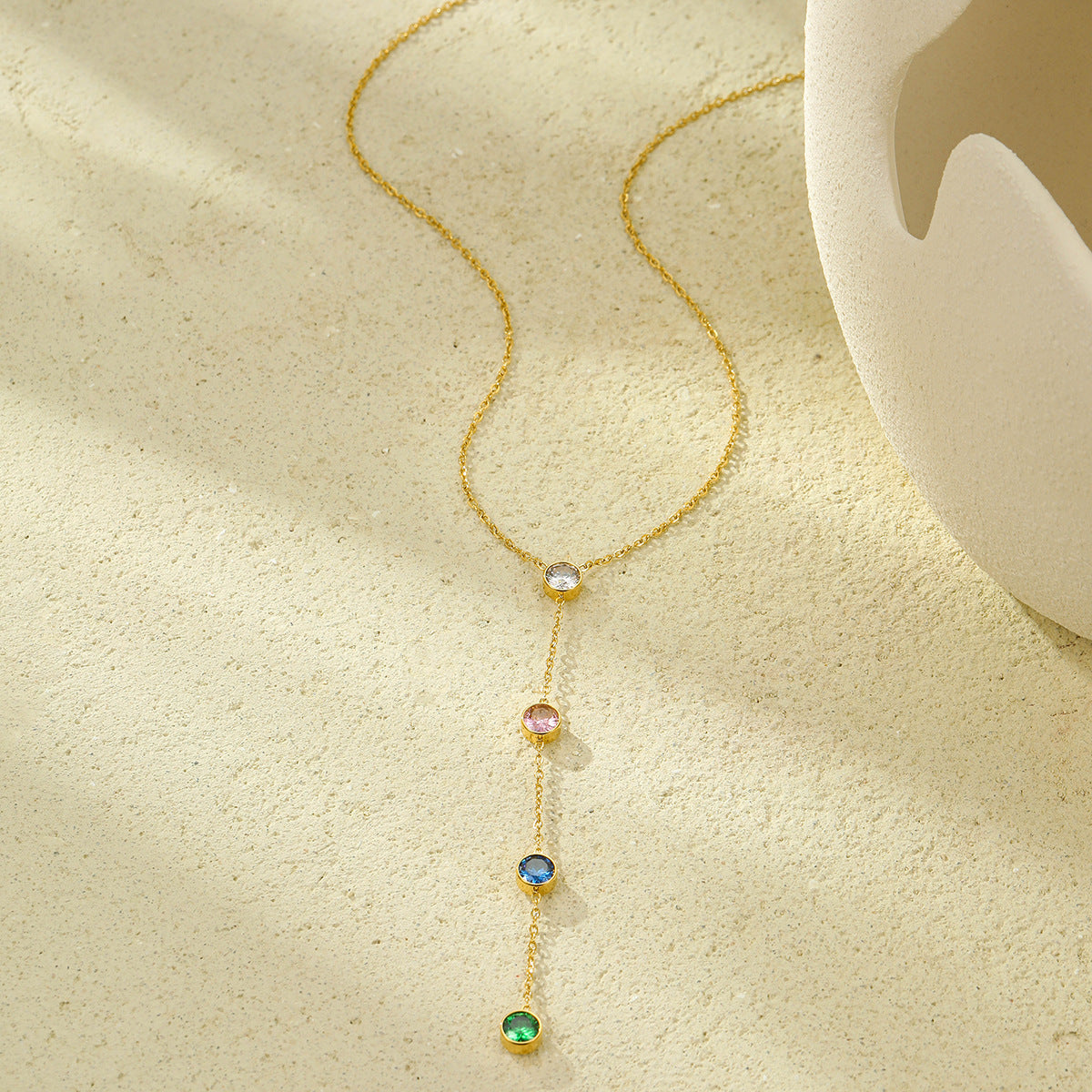 Collar con colgante geométrico en Y de acero inoxidable con incrustaciones de circonitas de colores, estilo minimalista de lujo