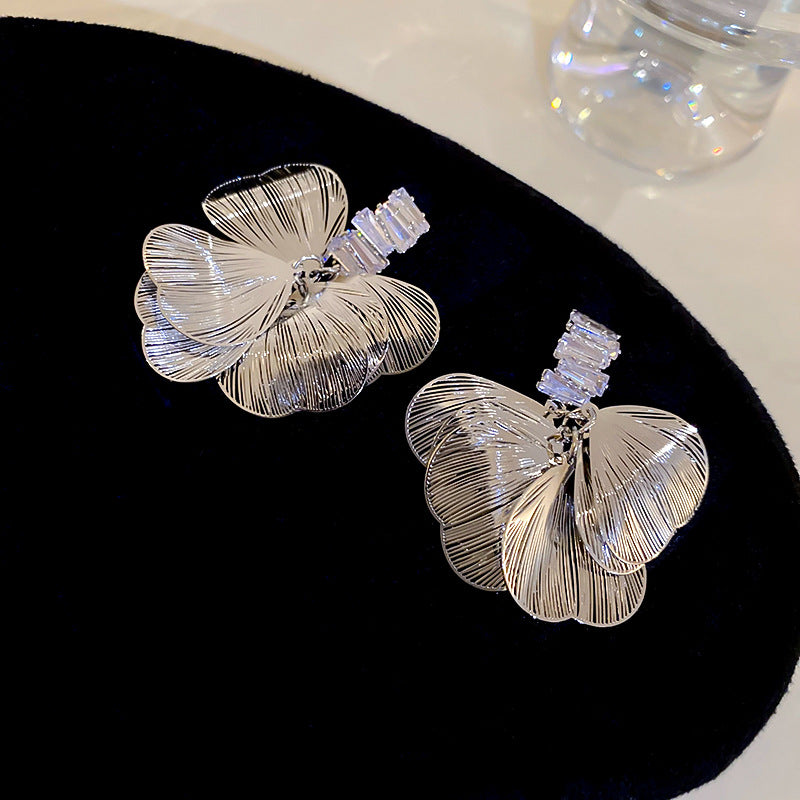 Orecchini a perno da donna in rame con zirconi, a forma di fiore minimalista