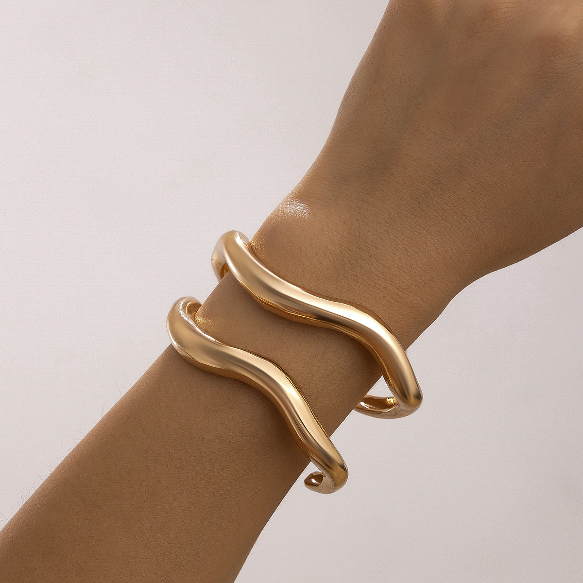 Collana Girocollo Minimalista in Lega Geometrica da Donna con Superficie Liscia Lucida e Design Asimmetrico a Filo