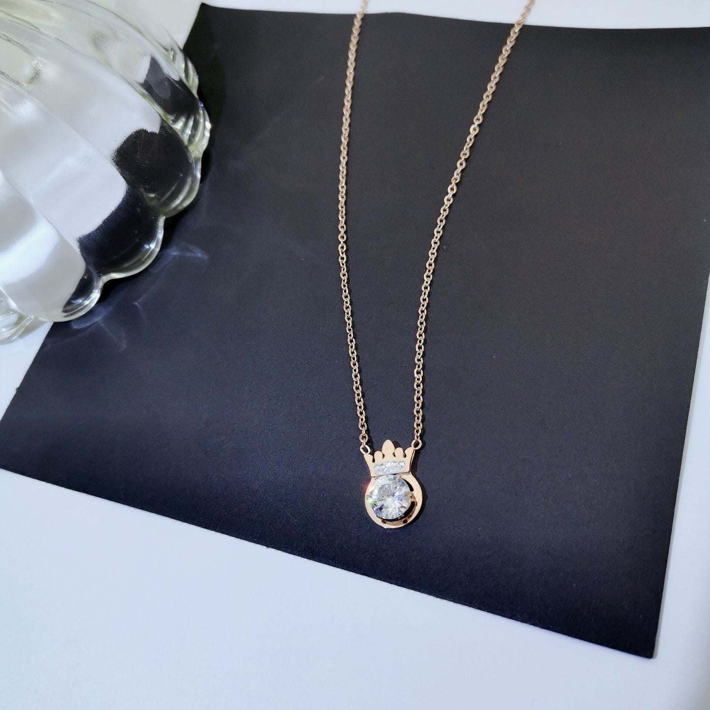 Collana pendente geometrica a forma di corona di lusso in acciaio al titanio con finitura placcata da donna