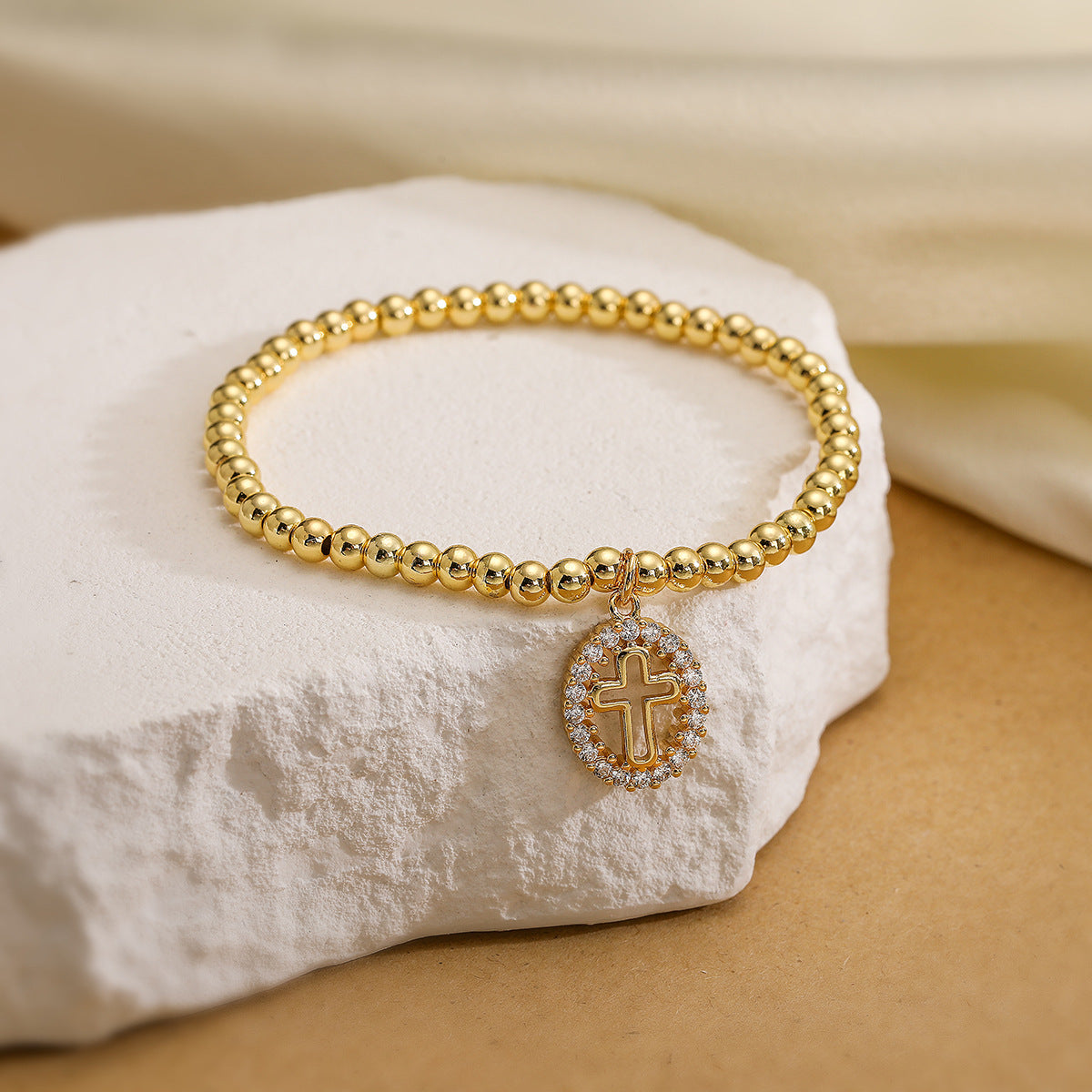 Pulsera de cobre con colgante de cruz geométrica minimalista para mujer con detalles de circonia micropavé