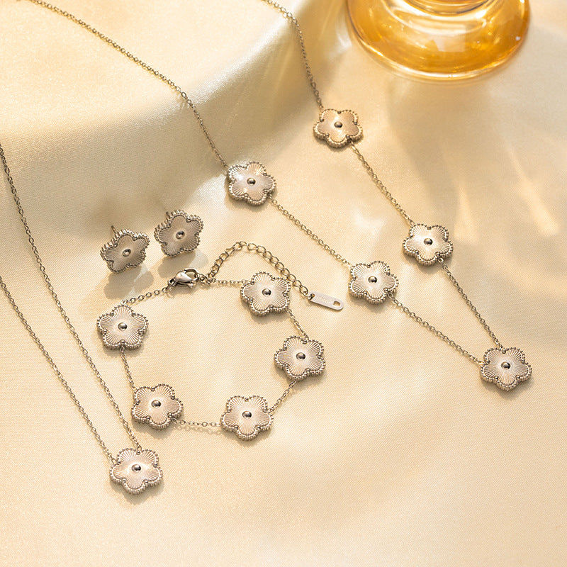 Set di Collane da Donna Minimaliste di Lusso con Cuore e Forme Geometriche in Acciaio al Titanio, Placcate Oro e con Catena a O