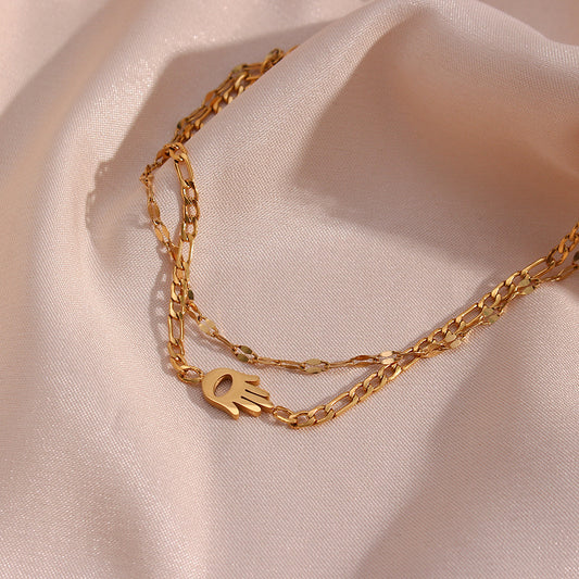 Pulsera Minimalista de Acero Inoxidable con Colgante de Labios Geométricos, Doble Capa y Mano de la Suerte con Acabado Chapado