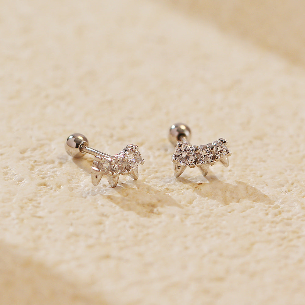 Orecchini a perno geometrici in argento Sterling 925 con intarsi di strass e dettagli a rivetto