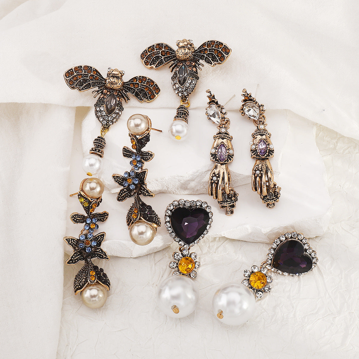 Pendientes de aleación con forma de corazón vintage con detalles de diamantes de imitación y perlas de imitación para mujer