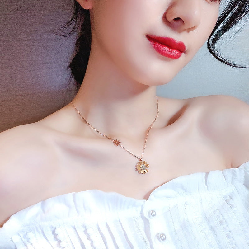 Collana pendente con margherita minimalista da donna in acciaio al titanio con placcatura sottovuoto e design a catena a O