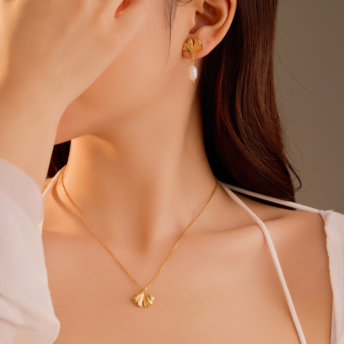 Conjunto de collar con colgante de hoja de ginkgo de moda con pendientes de perlas de agua dulce en acero inoxidable con baño de oro de 18 quilates