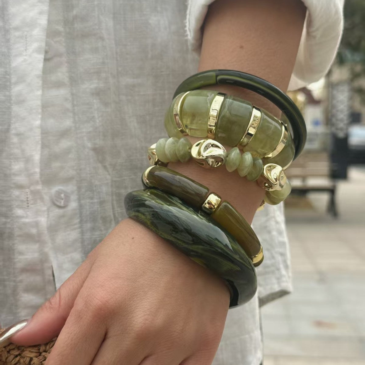 Bracciale vintage in acrilico placcato con motivi geometrici