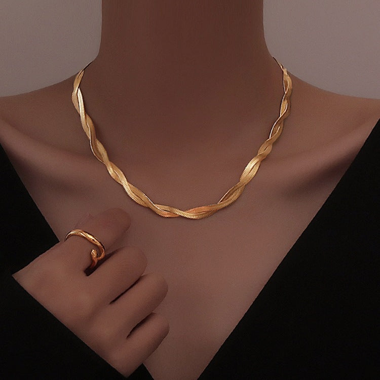 Collana Minimalista Geometrica a Lama in Acciaio al Titanio per Donne e Uomini con Design Intrecciato Color Oro
