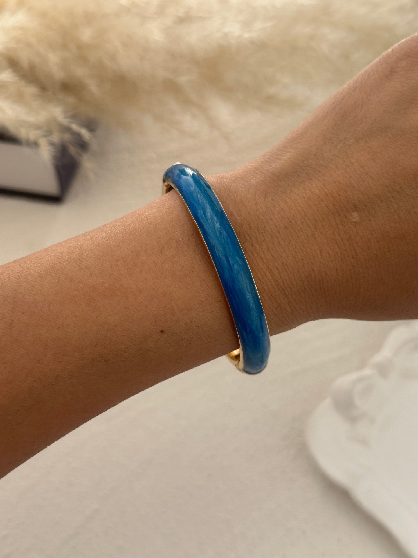 Bracciale rotondo in lega a scacchi geometrici con gocce d'olio colorate
