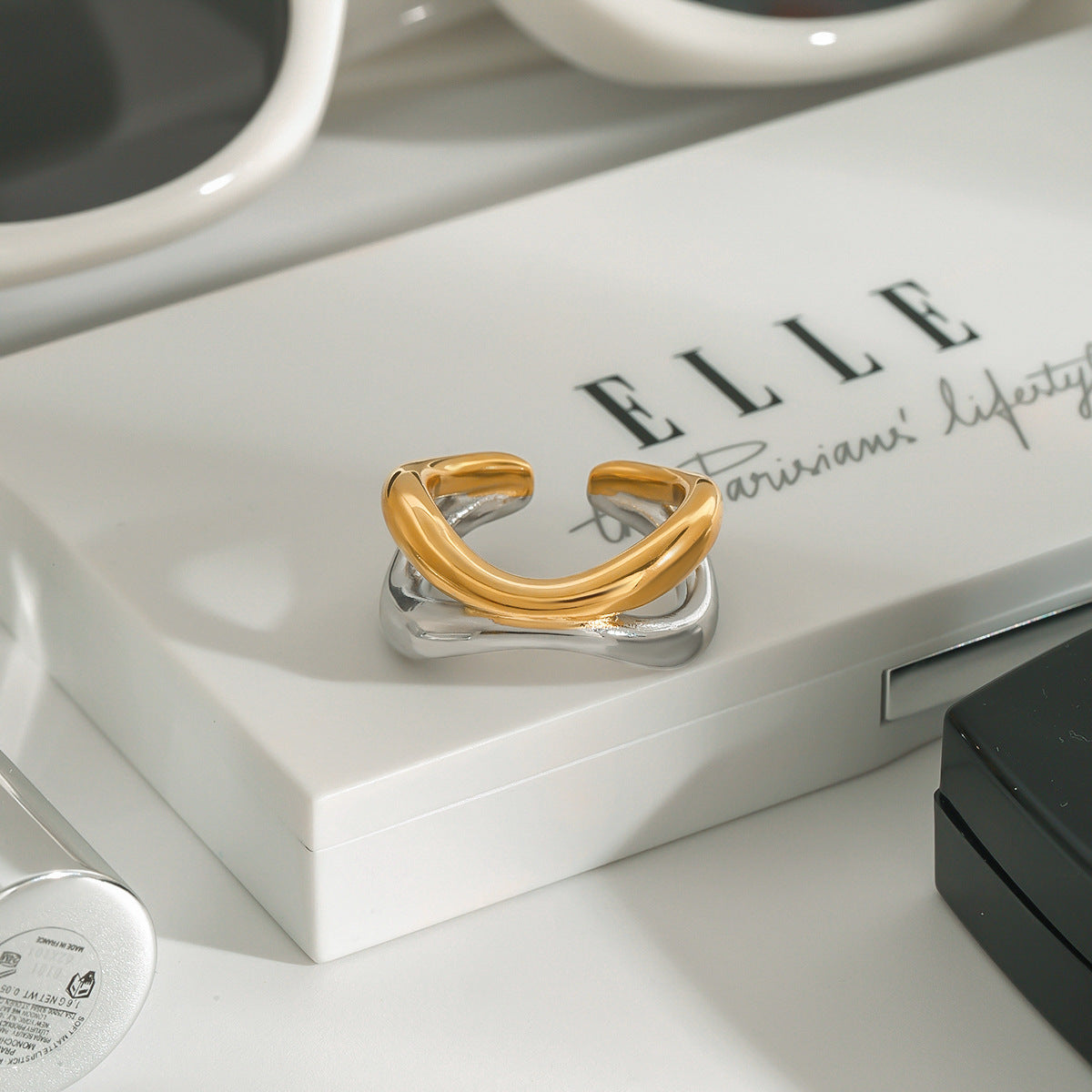 Anillo de Acero Inoxidable con Baño de Oro y Diseño Geométrico para Mujer