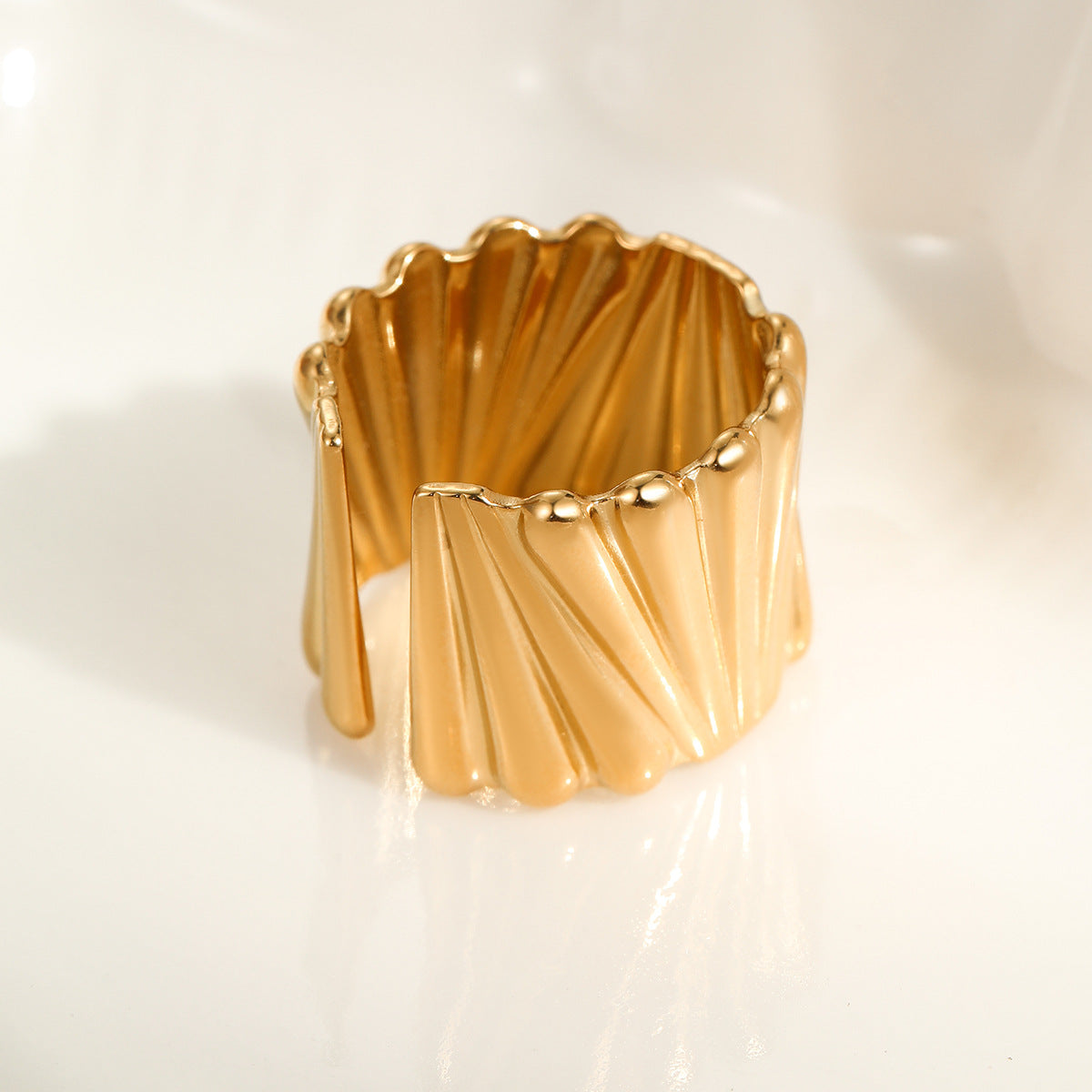 Anillo de banda ancha minimalista de acero inoxidable con superficie texturizada vertical y diseño abierto ajustable para mujer
