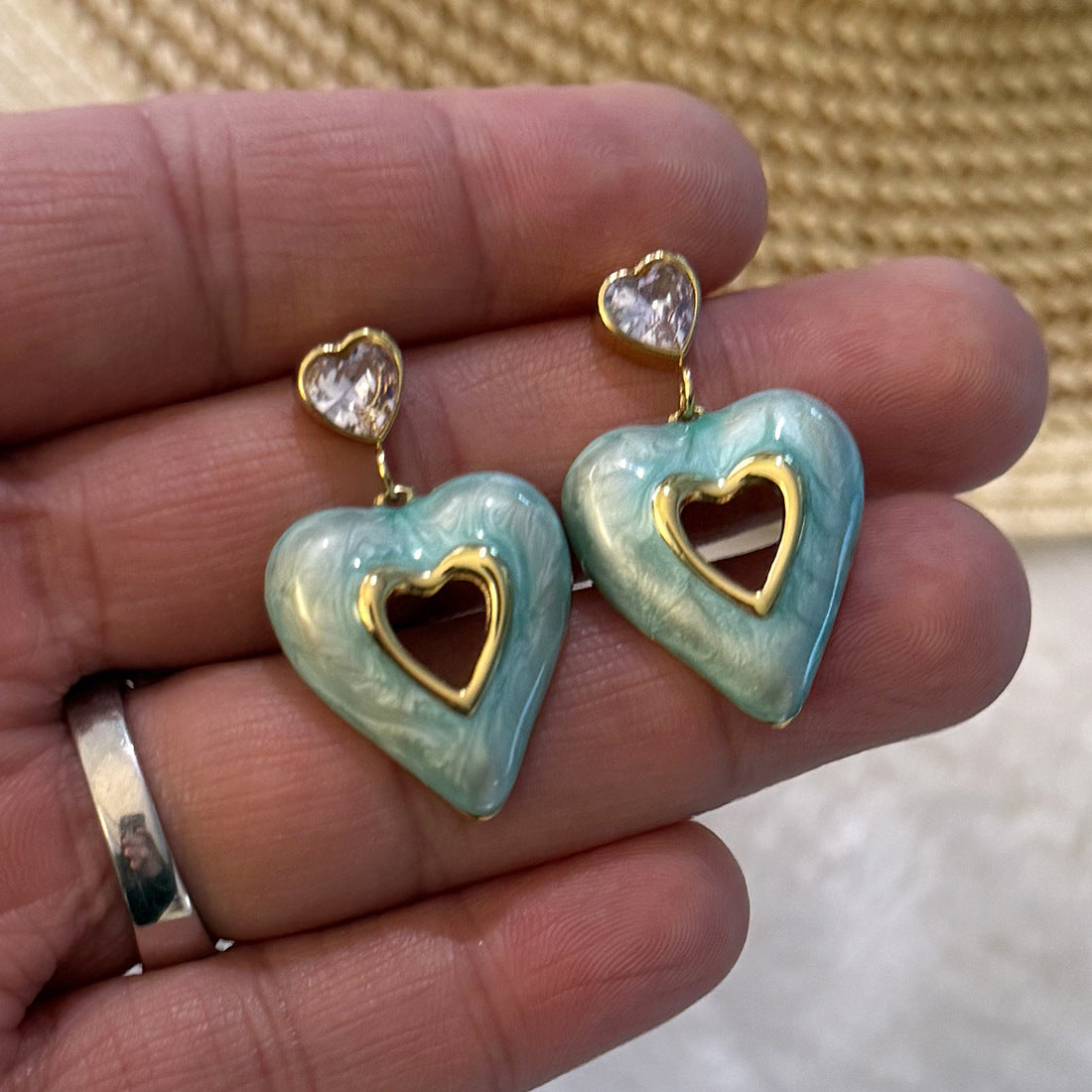 Orecchini a perno minimalisti a forma di cuore in acciaio al titanio smaltato da donna