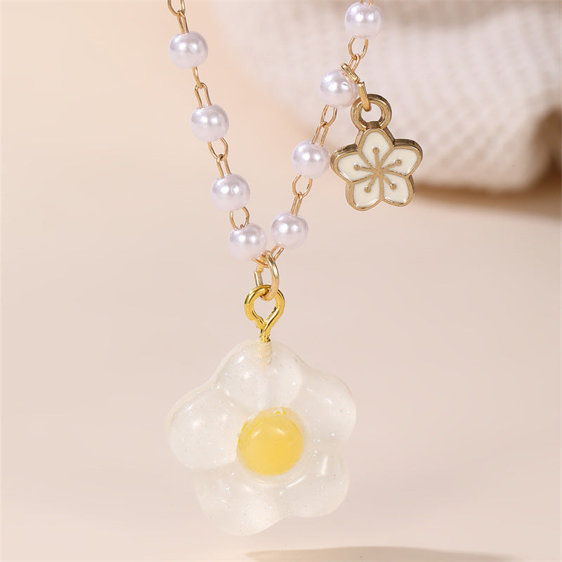 Collana con ciondolo a margherita minimalista per ragazze con ciondolo in resina e design floreale smaltato su catena di perline