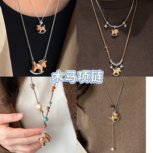 Collana Pendente Cavallo Lusso Minimalista da Donna in Legno con Placcatura Oro 18K — Catena Maglione per Uso Quotidiano