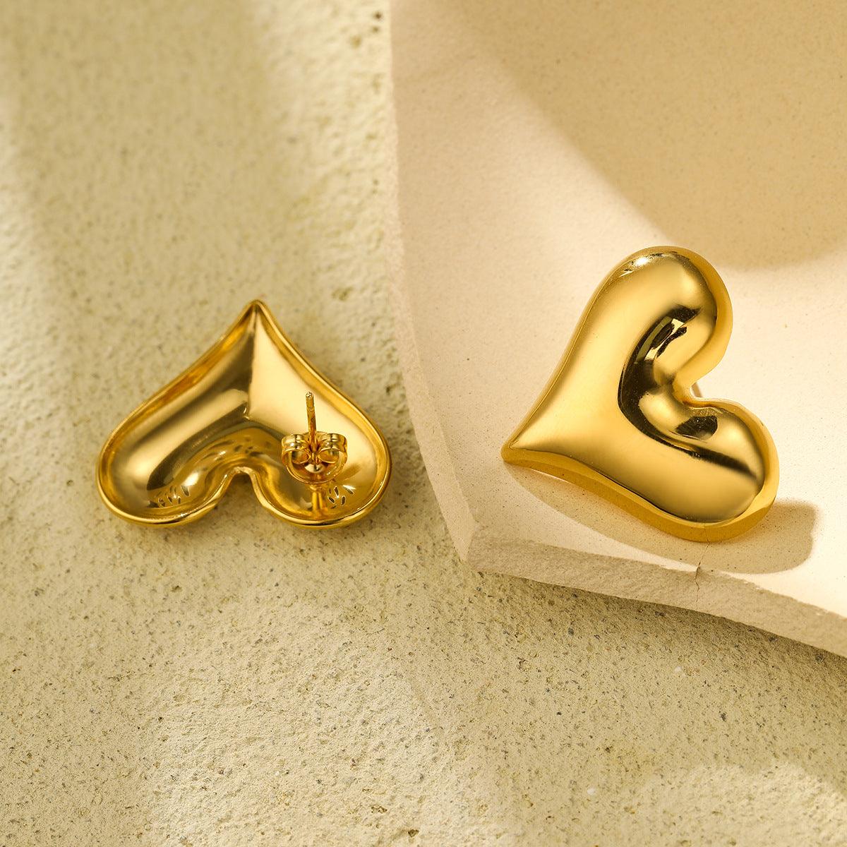 Orecchini a perno da donna a forma di cuore, in acciaio inossidabile lucidato, stile minimalista d'ispirazione vintage