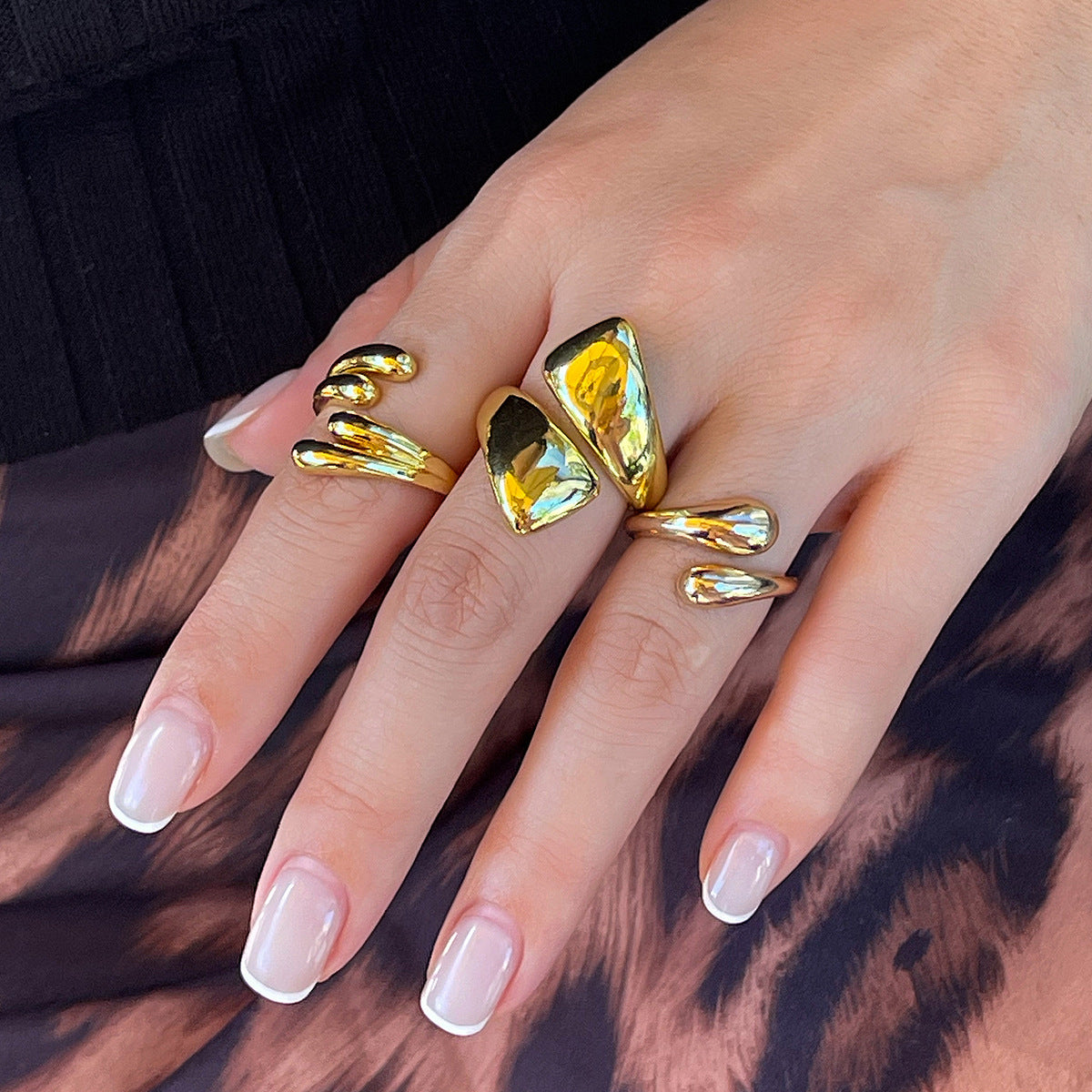 Anello da donna minimalista geometrico in lega a specchio con superficie placcata e design a fascia circolare