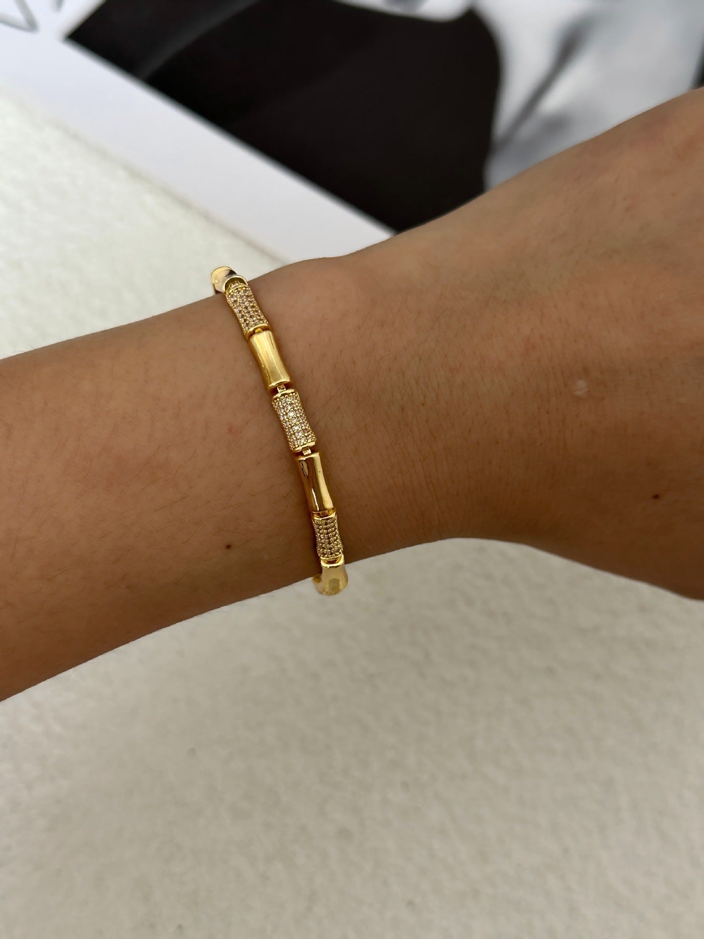 Braccialetto da donna in ottone placcato con intarsio di strass a cuore geometrico, elegante e lussuoso
