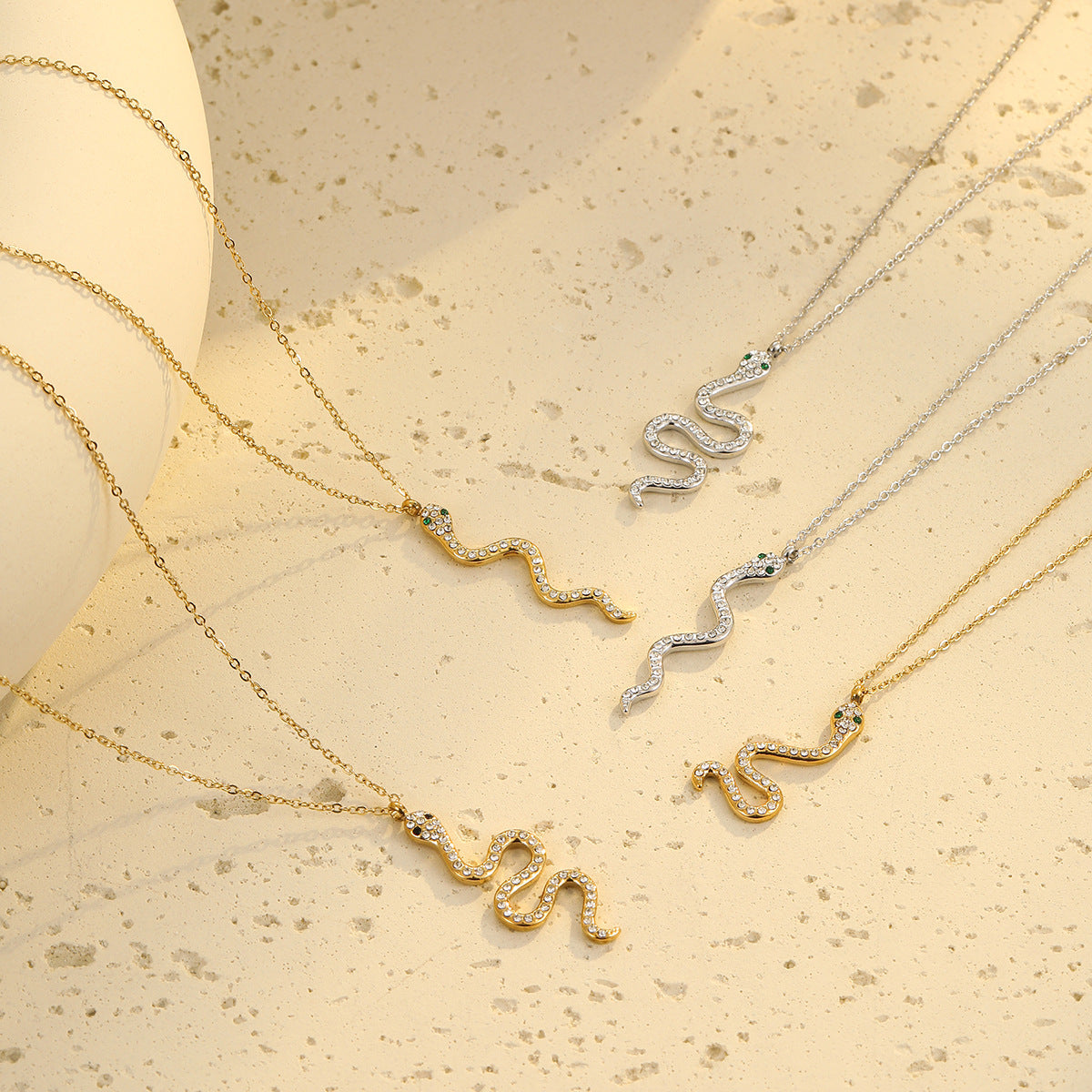 Elegante collar con colgante de serpiente de acero inoxidable con incrustaciones de circonitas para mujer