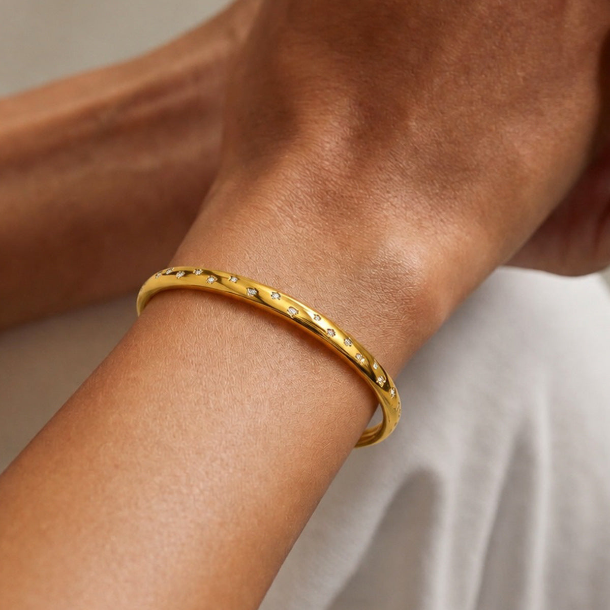 18K Gold Plated Stainless Steel Geometric Round Rhinestone Inlay Spring Bangle Bracelet