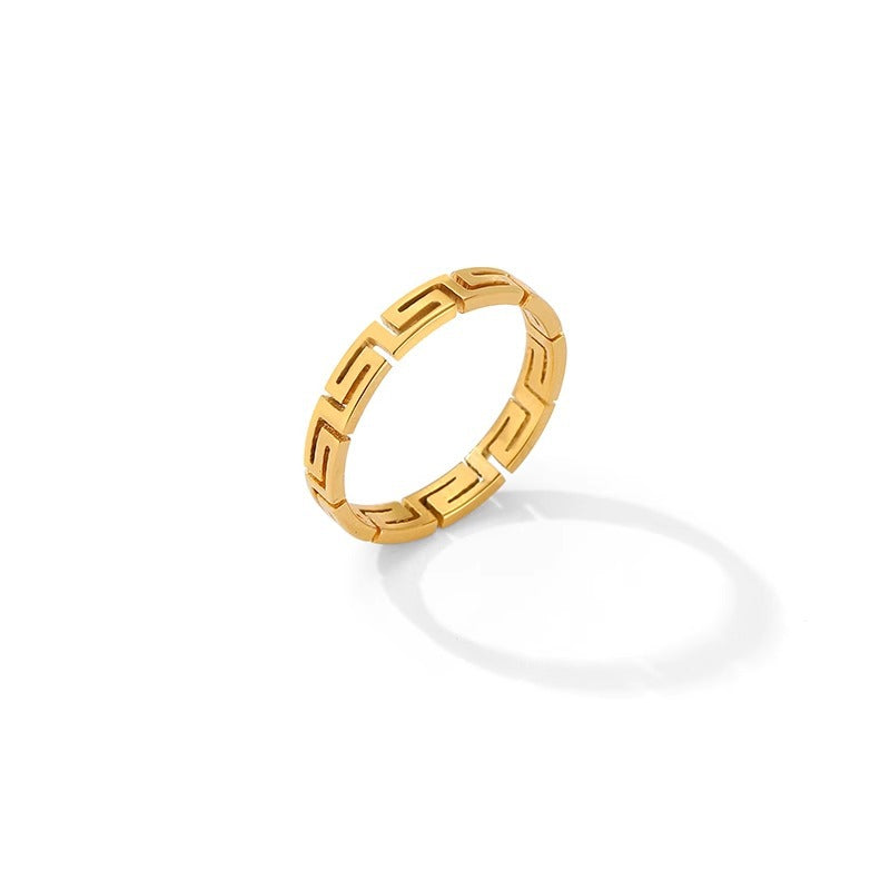 Anello da donna minimalista in acciaio al titanio con trama a scacchiera
