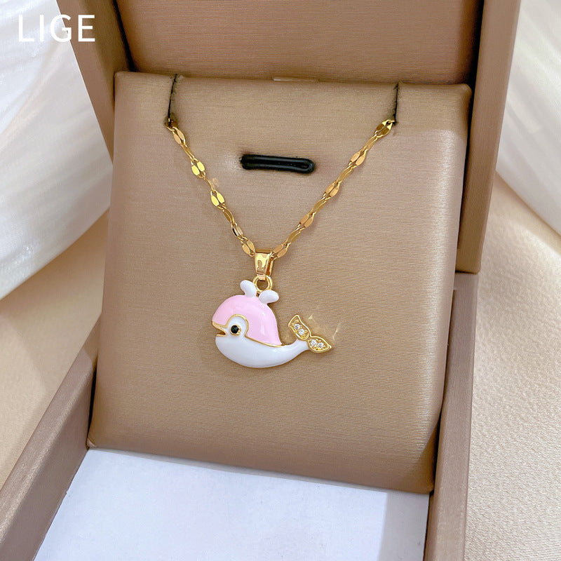 Collana con pendente a balena minimalista in acciaio al titanio con intarsio in strass, finitura smaltata, catena regolabile per donna e uomo