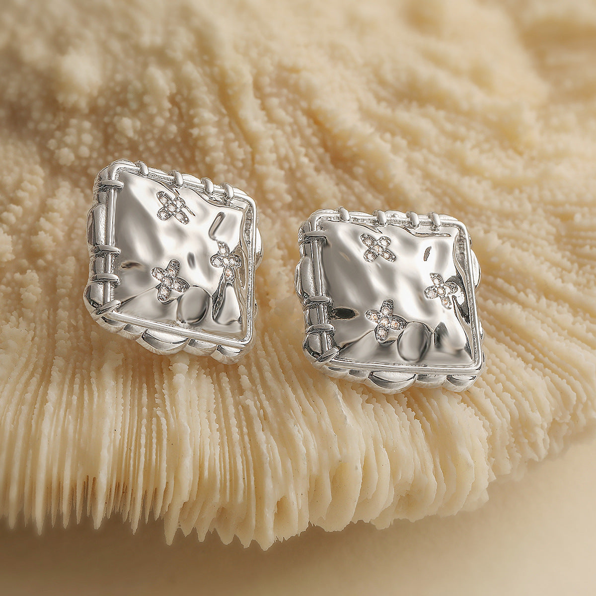 Orecchini minimalistici geometrici in rame con placcatura in oro 18K e intarsio in zirconi da donna