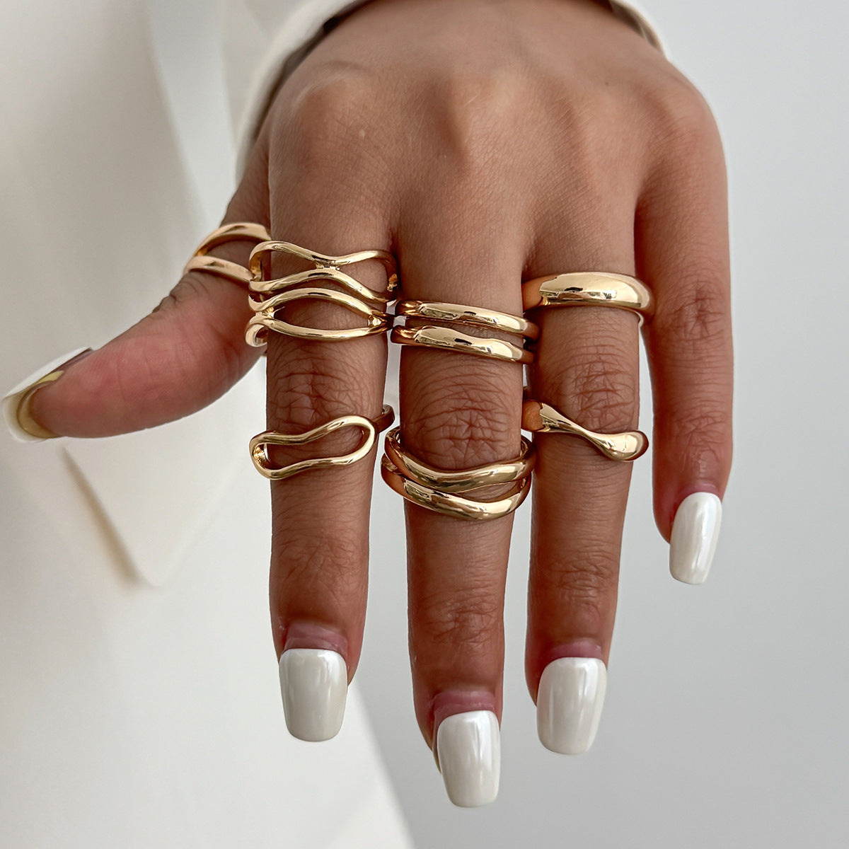 Anello minimalistico da donna in lega di zinco dalla forma geometrica irregolare, con finitura placcata e fascia aperta regolabile