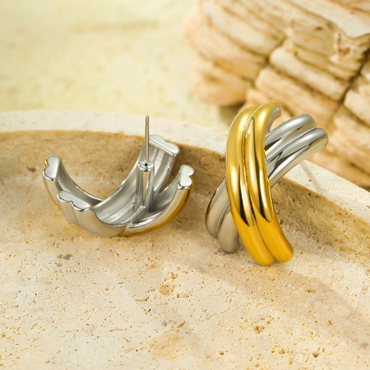 Orecchini a perno geometrici a forma di X in acciaio inossidabile minimalista con placcatura in oro 18 carati da donna