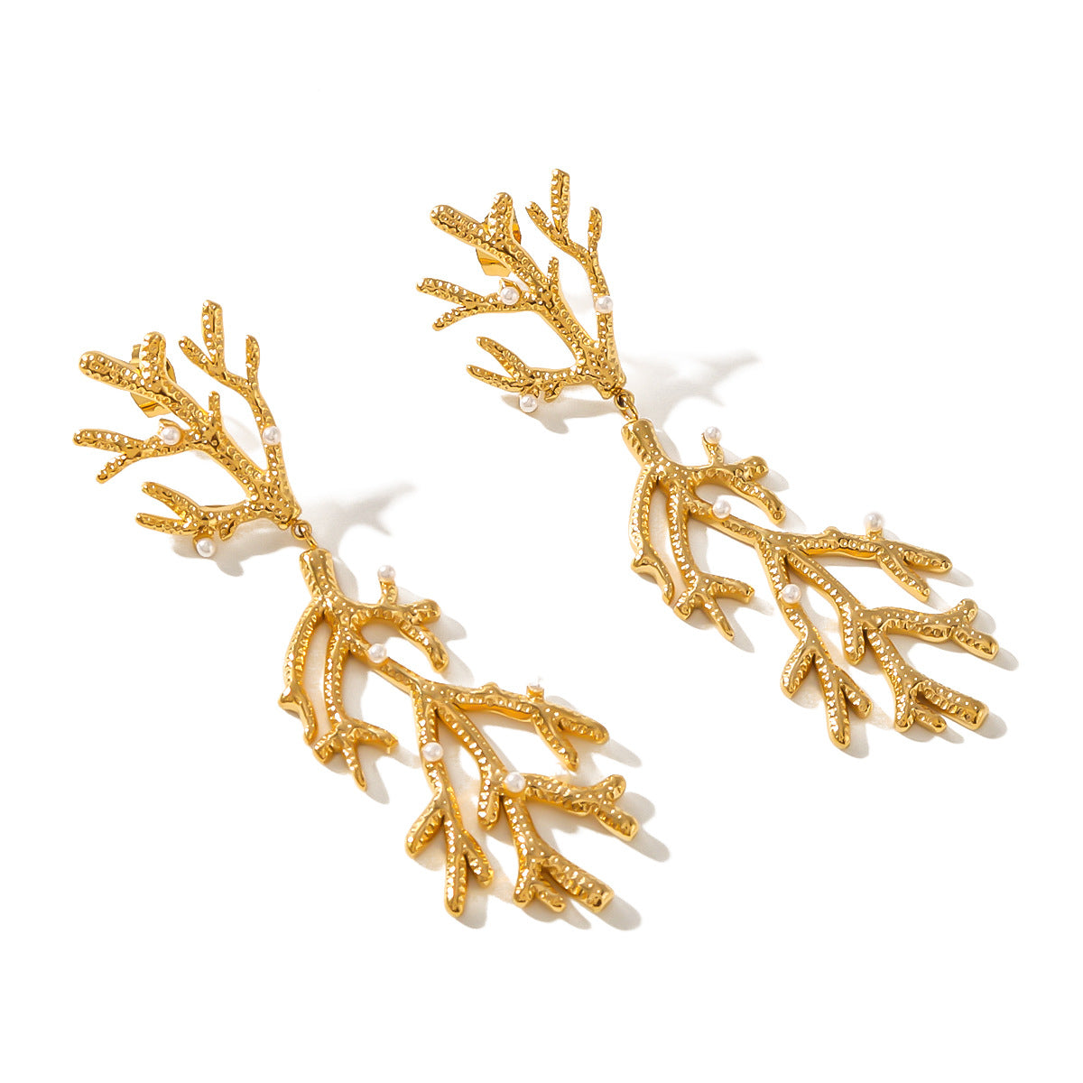 Orecchini pendenti da donna stile Ins a forma di corallo con placcatura in oro 18 carati in acciaio inossidabile e finitura effetto perla