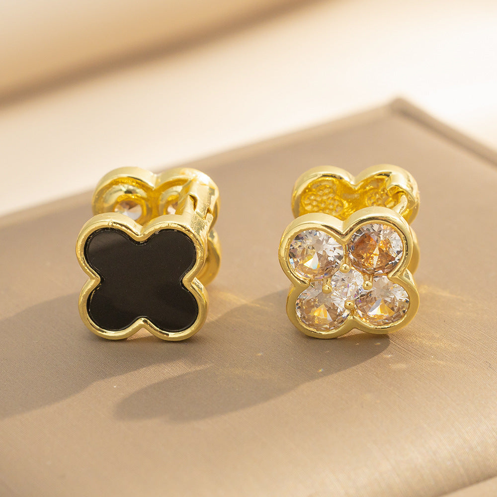 Orecchini a perno lusso minimalista a quadrifoglio in rame placcato oro con intarsio di strass per donna