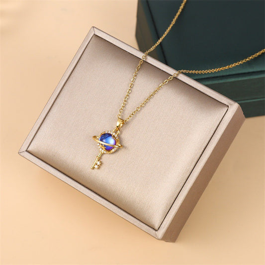 Collana con Ciondolo a Chiave in Vetro con Cielo Stellato Romantico in Acciaio al Titanio con Finitura Placcata su Catena ad O