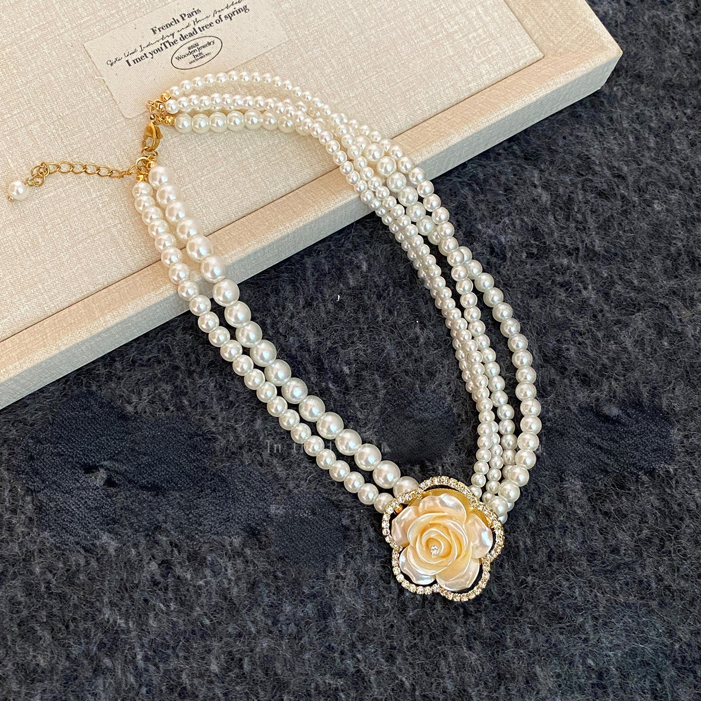 Elegante collar de perlas floral vintage francés con detalles de diamantes de imitación para mujer, delicada cadena a la clavícula con acabado chapado