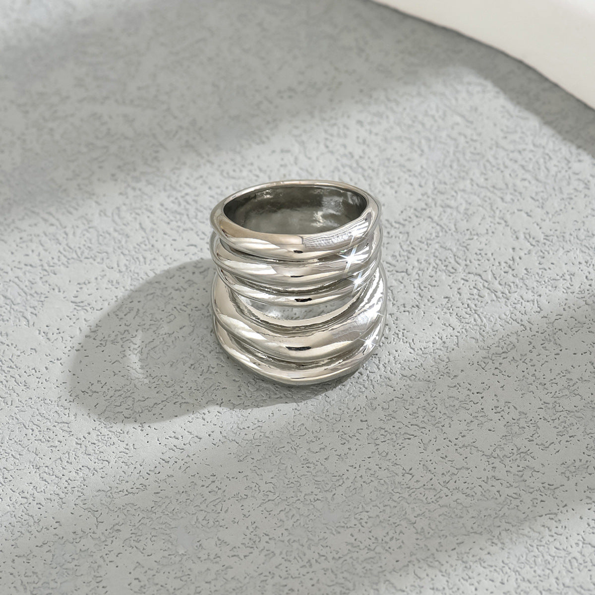 Anillo minimalista geométrico de línea plegada para mujer en aleación de zinc con acabado chapado