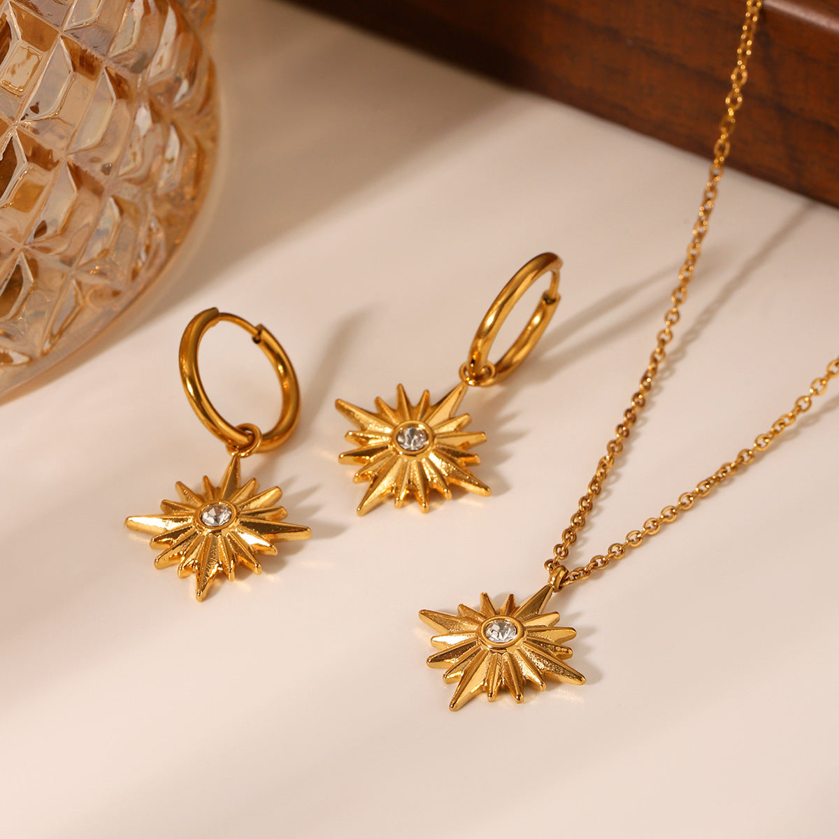 Collana con Pendente a Stella a Otto Punte Geometrica Minimalista in Acciaio Inossidabile con Intarsio di Strass e Placcatura in Oro 18K da Donna