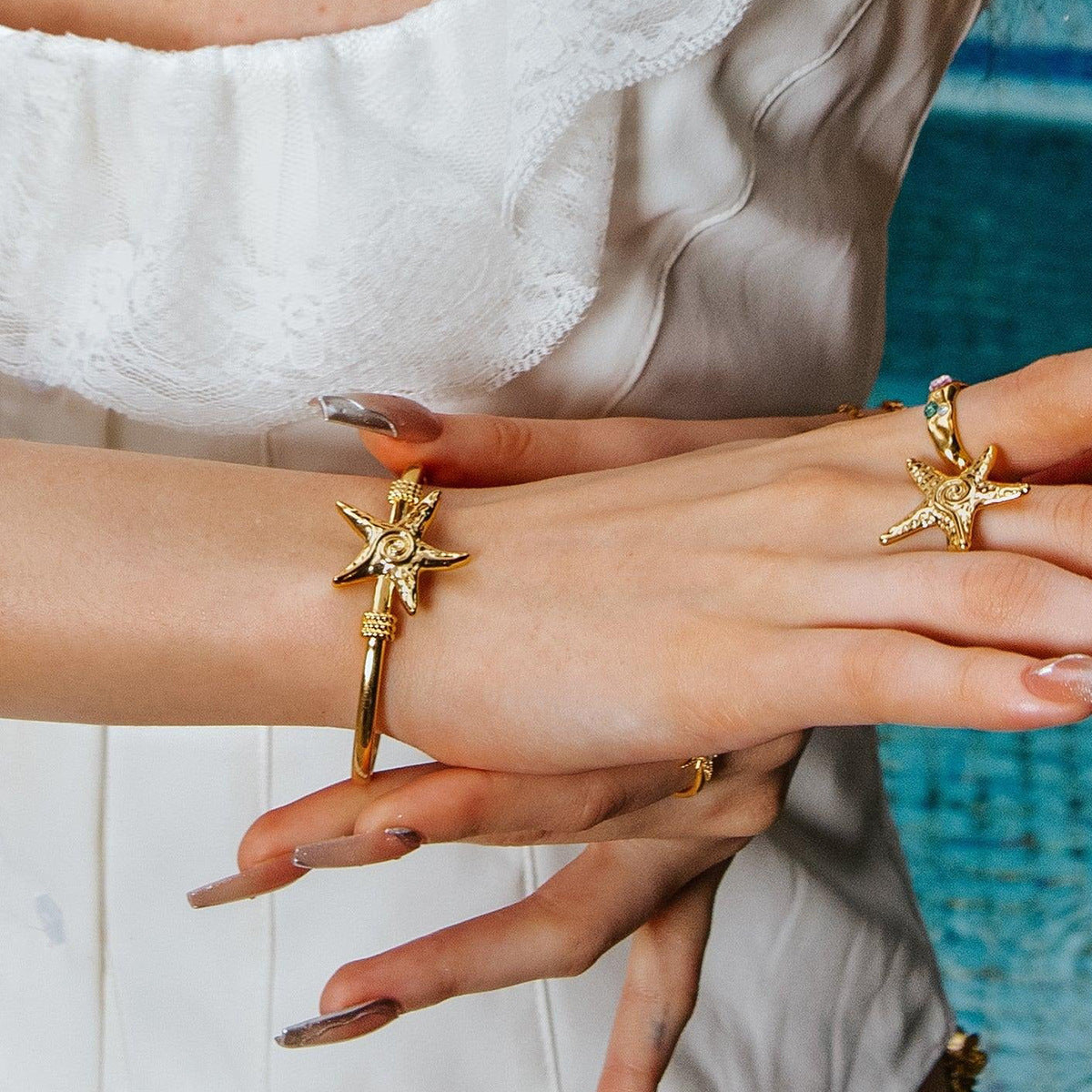 Elegante bracciale a forma di stella marina in acciaio inossidabile con finitura placcata per un look ispirato all'oceano