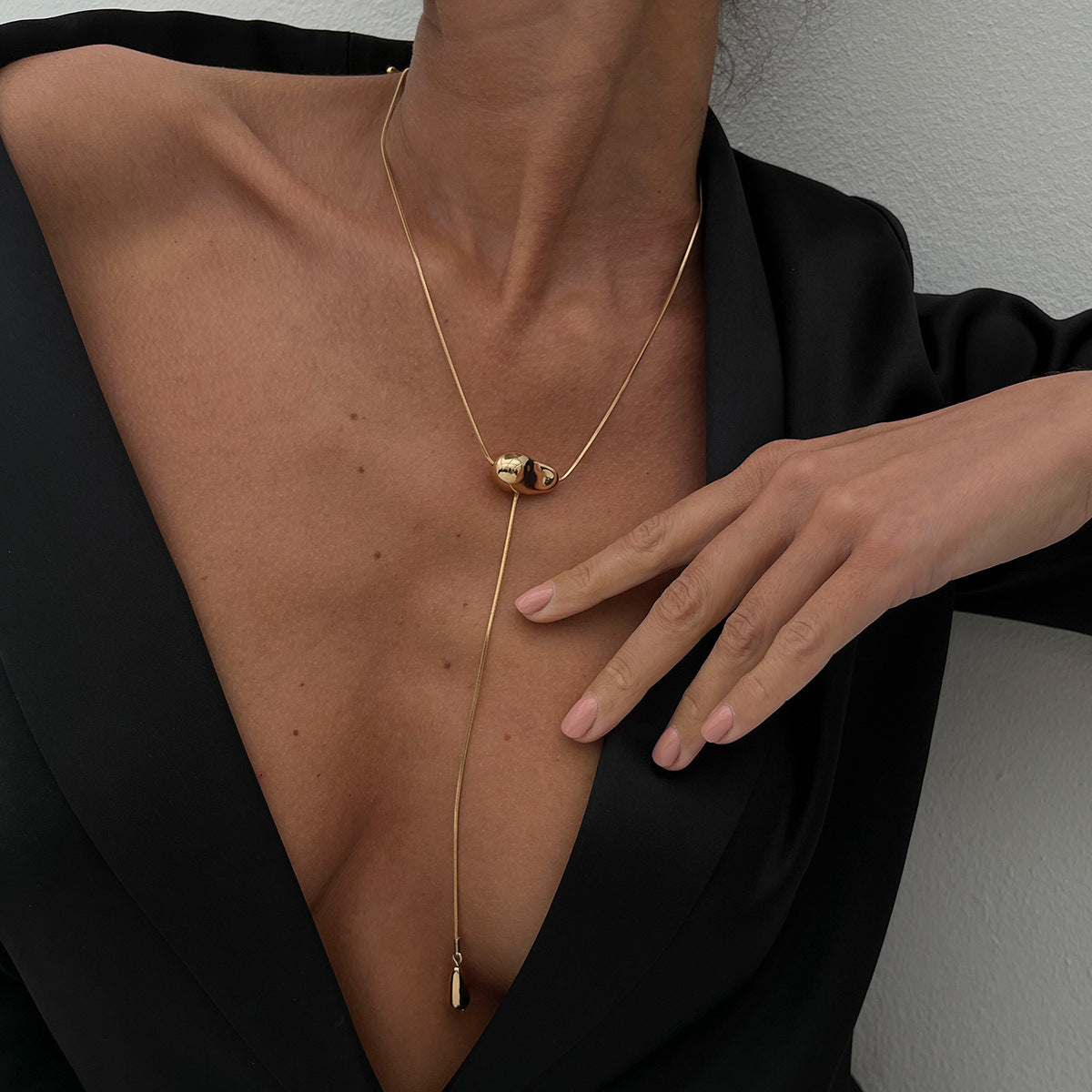 Collar minimalista con colgante geométrico irregular en forma de lágrima para mujer, con cadena de hierro chapado y detalle de flecos