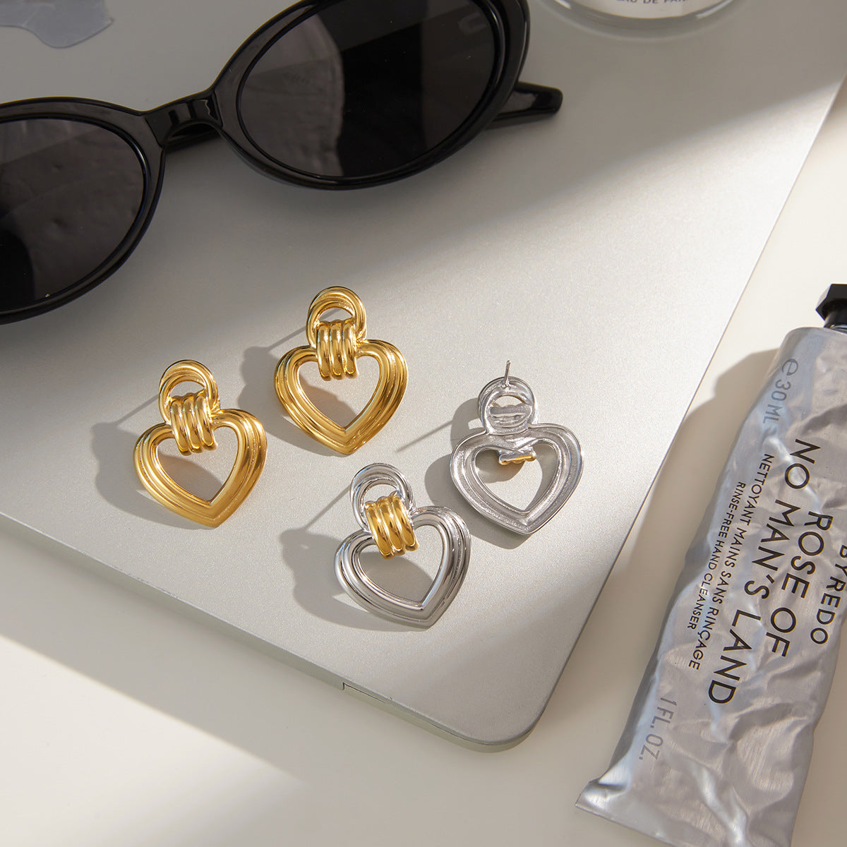 Orecchini a perno minimalisti a forma di cuore in acciaio al titanio per donna con perni in acciaio inossidabile placcati in oro sottovuoto PVD