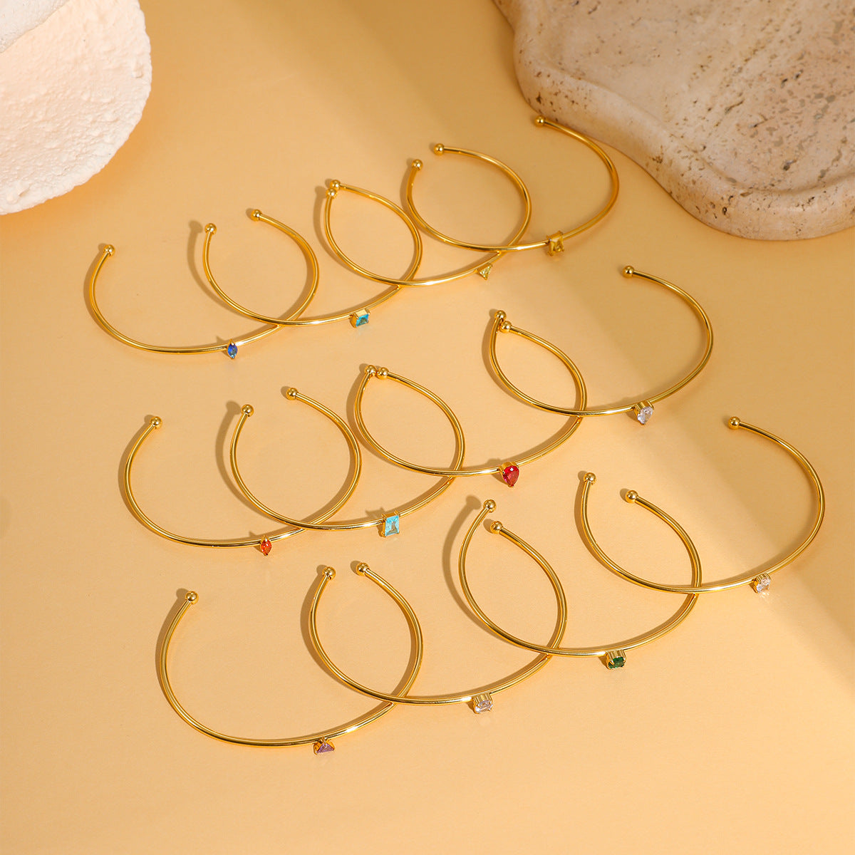 Bracciale minimalista geometrico in acciaio inossidabile con placcatura in oro e intarsio di zirconi colorati come pietra portafortuna