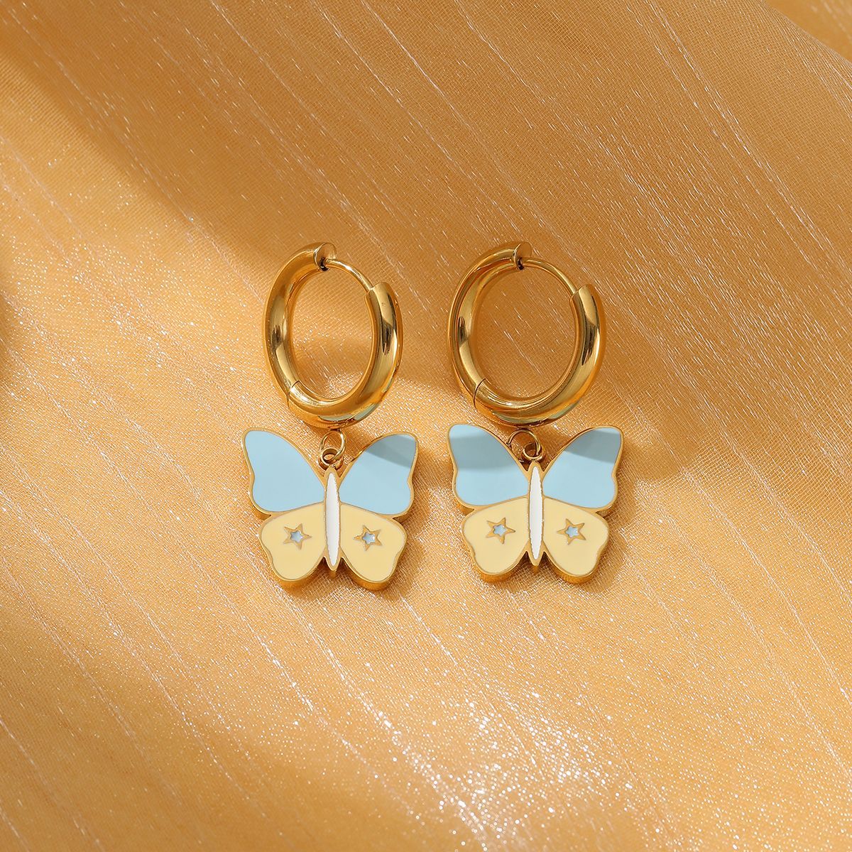 Dulces aretes de acero titanio con forma de mariposa para mujer con esmalte de color y acabado chapado