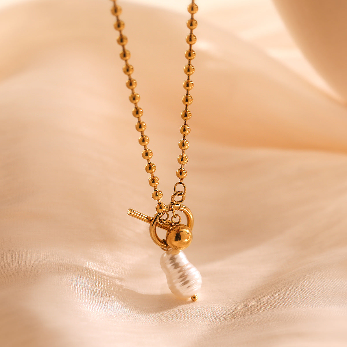 Collar con Colgante de Perla Irregular Geométrica en Acero Inoxidable con Baño de Oro de 18K para un Estilismo Versátil de Clavícula