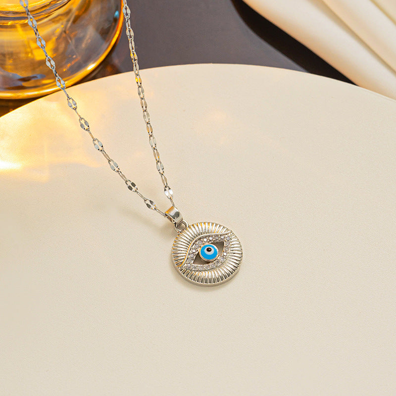 Collana con ciondolo occhio di Allah alla moda in acciaio al titanio con finitura galvanizzata, design a occhio in smalto blu su catena ondulata, unisex